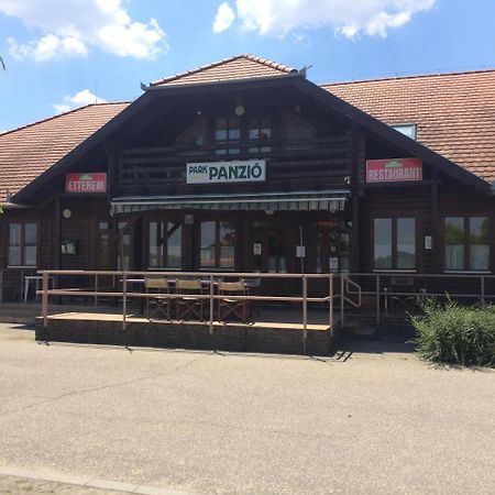 索尔诺克Park Panzio***住宿加早餐旅馆 外观 照片