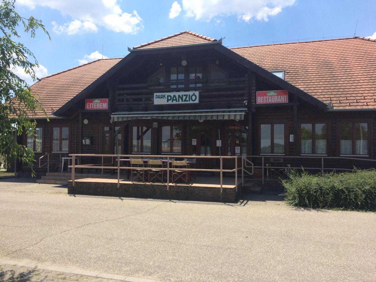 索尔诺克Park Panzio***住宿加早餐旅馆 外观 照片